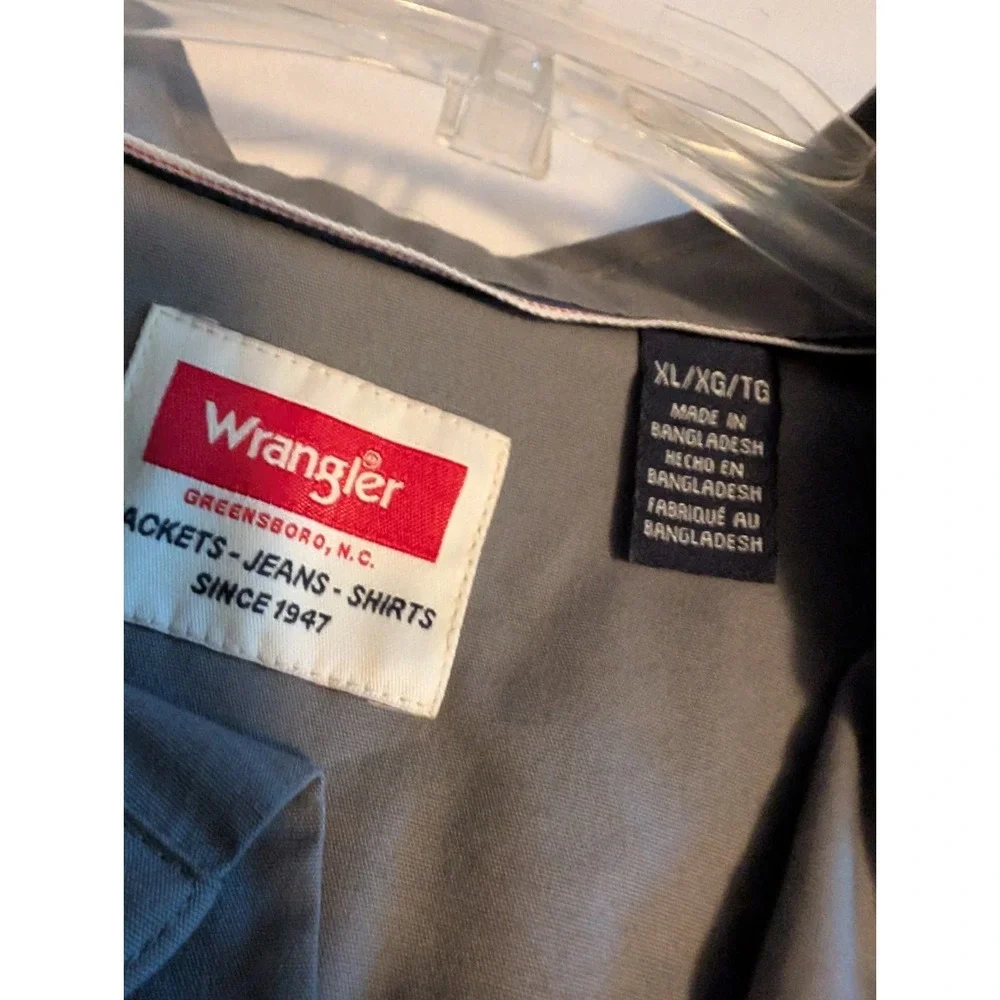 Wrangler Men's Relaxed Fit Short Sleeve Woven Button Up Shirt Size L Large Gray